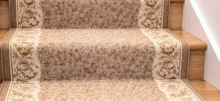 Tamnija ili svetlija staza za stepenice - šta je praktičnije za održavanje?